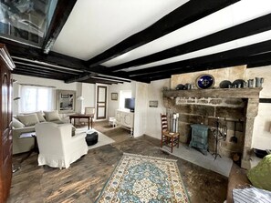 Smart-TV, Tischtennisplatte, Bücher, Stereoanlage