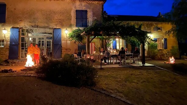 A rustic building with a covered outdoor seating area and a fire pit. - La Vigne: modernized farmhouse from 1882, incl. swimming pool (from August 2025) (Saint-Flour-l'Étang)