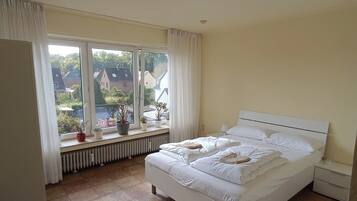 Habitación individual básica, 1 cama doble, no fumadores, microondas | 1 dormitorio, escritorio, espacio para trabajar con un portátil