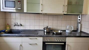 Een koelkast, een magnetron, een oven, een kookplaat