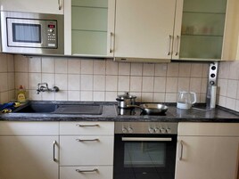 Refrigerador, microondas, horno, placa de cocina