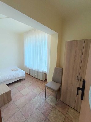 Appartamento Basic, 1 letto singolo, vista città | Una scrivania, postazione laptop, Wi-Fi gratuito