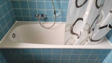 Bañera y ducha independientes, toallas, jabón y papel higiénico