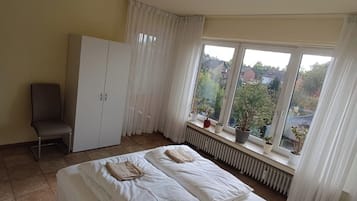 Habitació individual bàsica, 1 llit doble, no fumadors, microones | 1 dormitori, escriptori i espai de treball apte per a portàtils