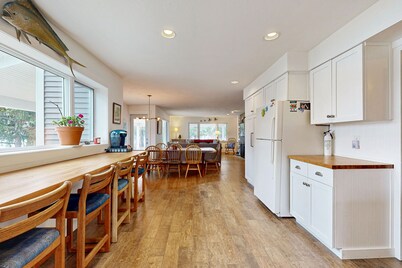 Lakefront home w/ large yard, sandy beach area, dock, & WIFI, near golf & trails