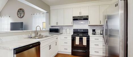 Réfrigérateur, micro-ondes, four, plaque de cuisson