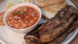 A plate with toast, beans, and grilled meat. - La'Mathil (Enormwater AH)