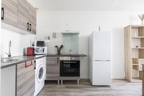 Kjøleskap, mikrobølgeovn, ovn og kokeplater