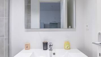 Douche, sĂšche-cheveux, serviettes fournies