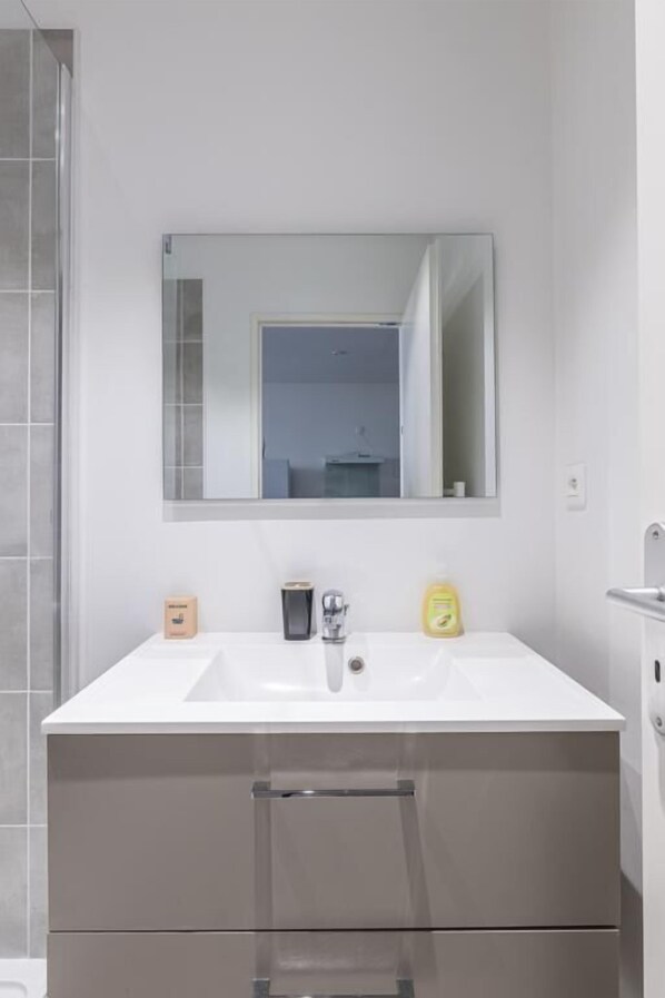 Dusj, hårføner og håndklær