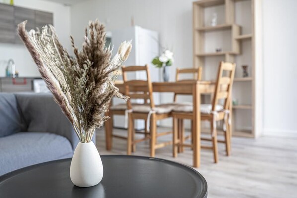 TV connectée, livres, espaces bureaux