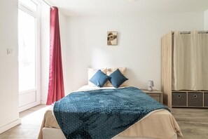 1 bedroom, desk, iron/ironing board, travel crib - Pau Standing & Confort : Chic, Centre & Parking (4p) (Pau)