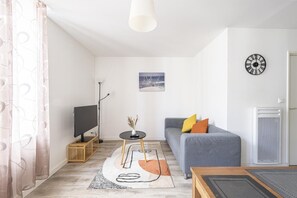 Smart-TV, bøker og kontorer