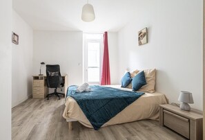 1 soverom, skrivebord, strykejern/-brett og reiseseng for barn