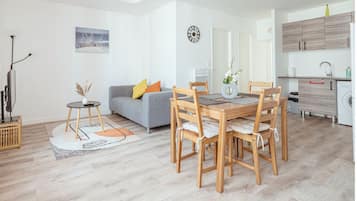 Smart-tv, boeken en een kantoor