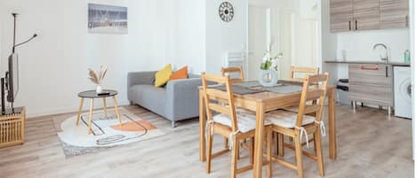 Smart-tv, boeken en een kantoor