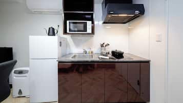 Kühlschrank, Mikrowelle, Herdplatte, Wasserkocher