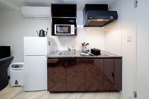 Ísskápur, örbylgjuofn, eldavélarhellur, rafmagnsketill