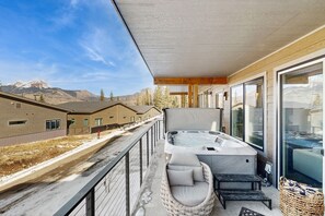 Outdoor spa tub - Modern mountain home with W/D, hot tub, full kitchen & near ski resort (Durango)