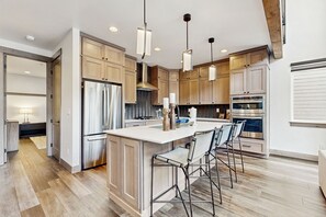 Fridge, microwave, oven, stovetop - Modern mountain home with W/D, hot tub, full kitchen & near ski resort (Durango)