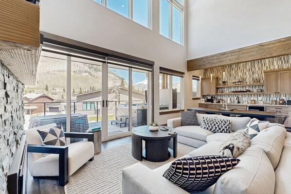 TV, fireplace - Modern mountain home with W/D, hot tub, full kitchen & near ski resort (Durango)