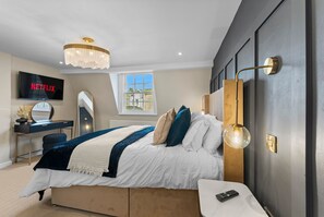 6 bedrooms, iron/ironing board, Internet, bed sheets