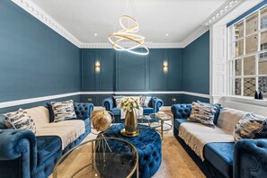 TV - Opulent 4 Bed in Central Bath (Bath)