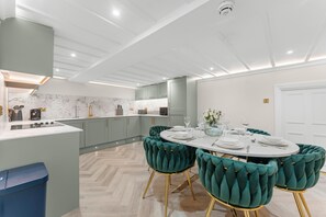 Fridge, microwave, oven, stovetop - Experience Elegance in Central Bath (Bath)