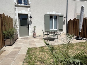 Outdoor dining - Cosy and comfortable cottage - Le palmier (Chailles)