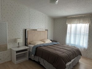 3 makuuhuonetta, tallelokero huoneessa, työpöytä, silitysrauta/-lauta