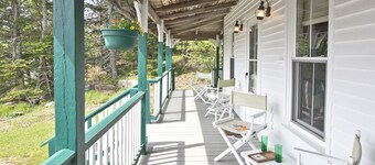 Quaint 2-bedroom house with WiFi in charming Stonington, just above the harbor