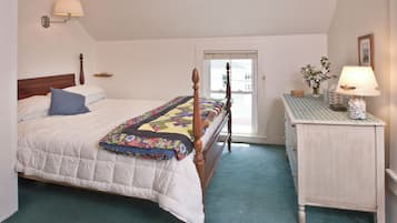 2 bedrooms, desk, WiFi, bed sheets