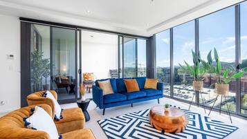 Una televisión, libros