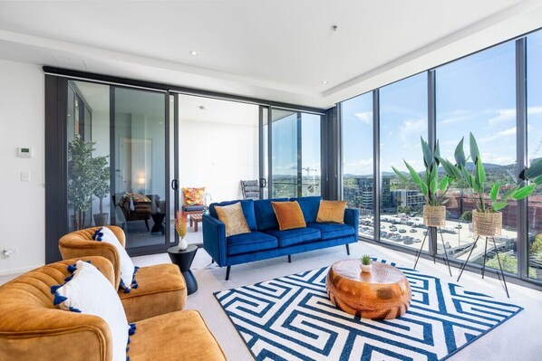 TV, books - Fabulous 2BR/2BA Apartment in the Central District (Canberra)