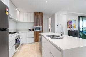 Frigorífico, microondas, horno y placa de cocina