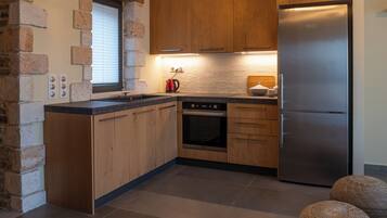 Kühlschrank, Ofen, Geschirrspüler, Wasserkocher mit Kaffee-/Teezubehör