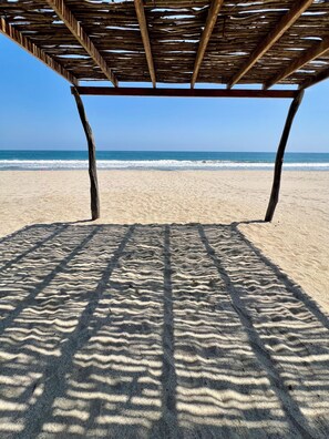 Plage, chaises longues