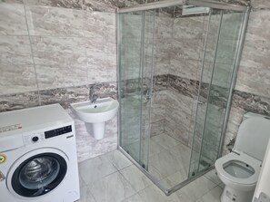 Een douche, handdoeken