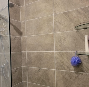 Shower, hair dryer, towels, soap - Stylish 2BR/2BA condo near the beach in gated Los Delfines Golf and Country Club (Puntarenas)