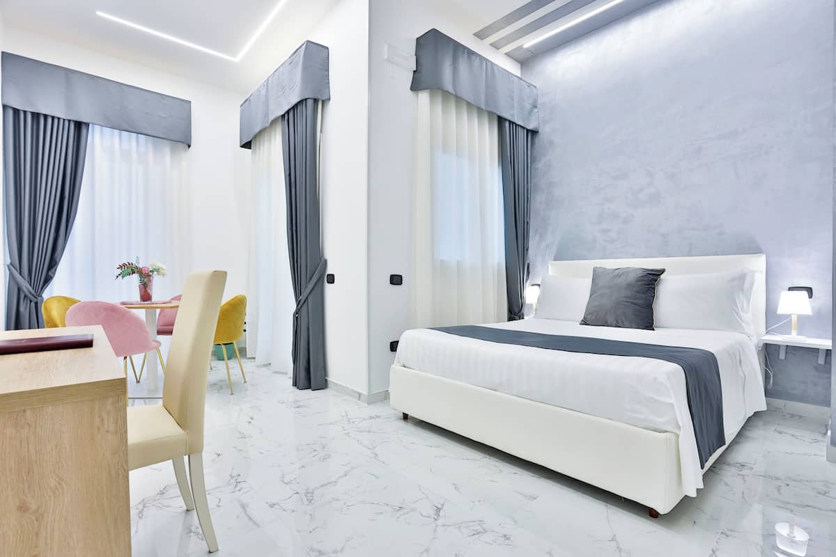 Suite, terrazzo | 1 camera, minibar, una cassaforte in camera, una scrivania
