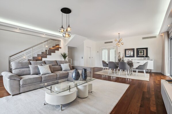 TV - Suburban Views by Madeira Sun Travel (Funchal)