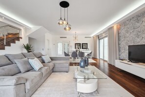 TV - Suburban Views by Madeira Sun Travel (Funchal)