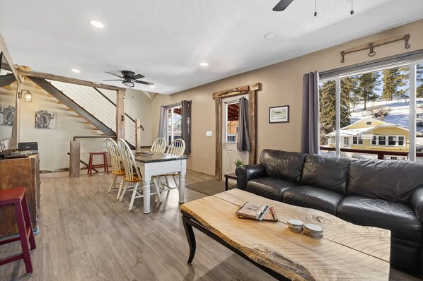 TV - Charming 3-bedroom miners theme with WiFi and AC in fabulous Lead. (Lead)