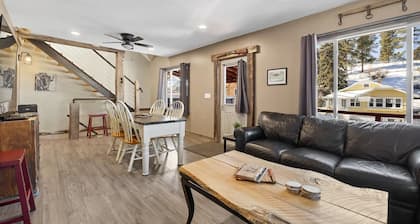 Charming 3-bedroom miners theme with WiFi and AC in fabulous Lead.