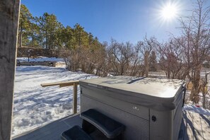 Outdoor spa tub - Charming 3-bedroom miners theme with WiFi and AC in fabulous Lead. (Lead)
