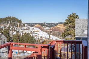 Property grounds - Charming 3-bedroom miners theme with WiFi and AC in fabulous Lead. (Lead)