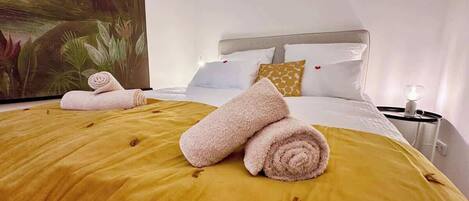 2 bedrooms, desk, travel cot, free WiFi