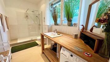 Dusche, Haartrockner, Handtücher, Seife