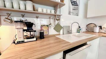 Kylskåp, mikrovågsugn, ugn och spishäll