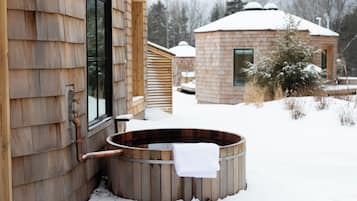 Deep-soaking bathtub